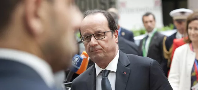 Le président français a enchaîné les apartés, notamment avec Alexis Tsipras et Angela Merkel. Crédits photo : Francois Walschaerts/AP


