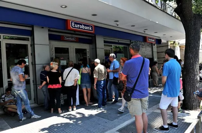 Des personnes qui font la queue devant une banque grecque fermée le 6 juillet dernier - AFP PHOTO / SAKIS MITROLIDIS


