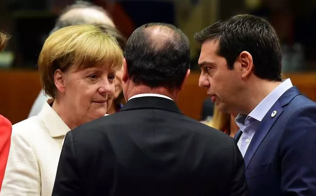 Angela Merke, François Hollande de dos et Alexis Tsipras ce dimanche 12 juillet - AFP PHOTO / JOHN MACDOUGALL


