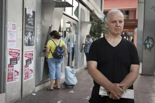 Charalambos Tsavimos, retraité de 60 ans, a travaillé au sein de Ethniki Bank plus de 35 ans. Comme tous les jours depuis le 28 juin, Il retire ses 60 euros. Cet argent lui sert a acheter des médicaments et aider sa famille.


