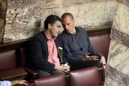 L'ex-ministre des finances grec, Yanis Varoufakis (à droite), et son successeur, Euclide Tsakalotos, au Parlement d'Athènes le 9 juillet.


