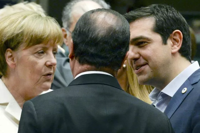 Angel Merkel, François Hollande et Alexis Tsipras ont annoncé la reprise des discussions au sommet avec «un compromis» sur la table. Toutefois, des désaccords persistent entre les négociateurs sur les modalités d'un nouveau plan de sauvetage de la Grèce. Image: Keystone


