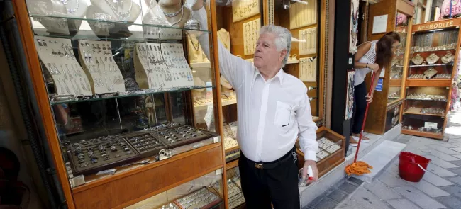 Les 15% de Grecs détenteurs de comptes excédant 100.000 euros préfèrent dépenser leur argent en bijoux et produits de luxe, plutôt que risquer de le perdre. Crédits photo : JEAN-PAUL PELISSIER/REUTERS


