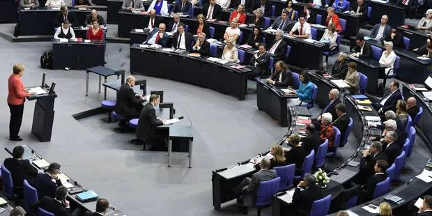 Merkel au Bundestag: ne pas aider la Grèce serait risquer "le chaos", serait .
