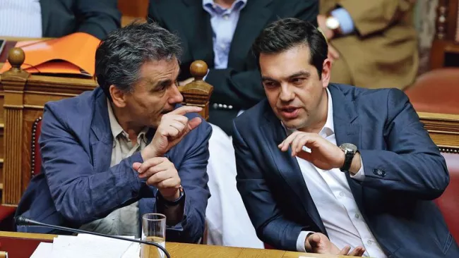 Aparté entre Alexis Tsipras (à droite) et son ministre des Finances, Euclide Tsakalotos, pendant la séance de la Vouli, jeudi, à Athènes. Crédits photo : Thanassis Stavrakis/AP


