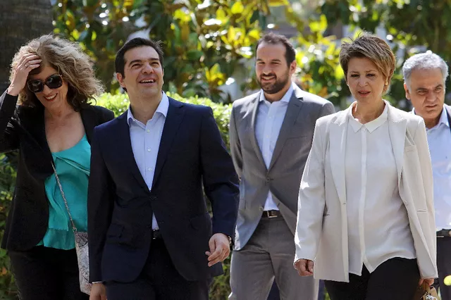 Le premier ministre grec Alexis Tsipras entouré de ses nouveaux ministres à la sortie de la prestation de serment ce 18 juillet 2015. Image: Reuters


