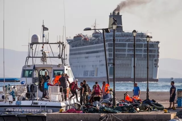 Face à la dégradation des conditions de vie à Kos, le gouvernement grec a affrété la semaine dernière le ferry Eleftherios Venizelos pour héberger 2500 Syriens. Image: Keystone


