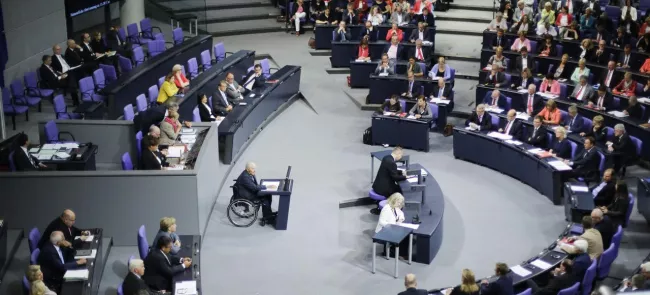 Mercredi, dans l'hémicycle du Bundestag, Angela Merkel a laissé à Wolfgang Schäuble, son ministre des Finances, la responsabilité de défendre le programme. Crédits photo : Markus Schreiber/AP


