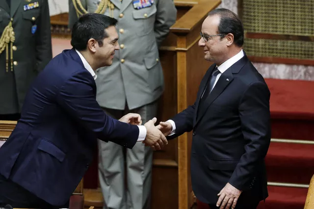 Poignée de main entre Alexis Tsipras et François Hollande devant le Parlement grec. Image: AFP


