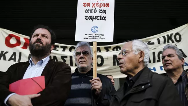 À la veille de la grève générale, des journalistes manifestaient mercredi à Athènes contre la réforme des retraites. Crédits photo : ALKIS KONSTANTINIDIS/REUTERS


