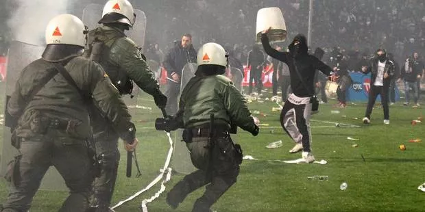 Grèce: PAOK-Olympiakos arrêté en raison de violences (PHOTOS + VIDEOS).