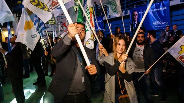 Des supporters de Nicolas Papadopoulos, candidat à l'élection présidentielle de Chypre, le 16 janvier 2018 à Nicosie


