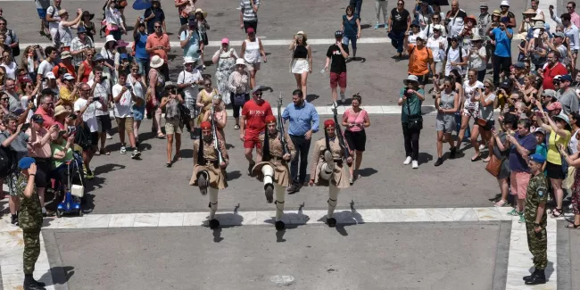 Après dix ans de crise, la Grèce « peine à se relever ».