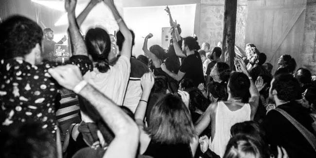 La crise n’est pas partie, mais les Grecs dansent.