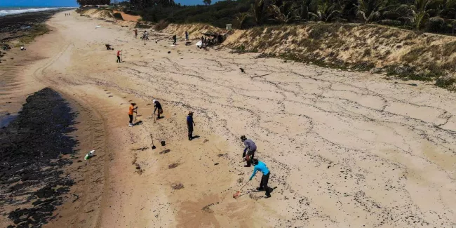Un pétrolier battant pavillon grec suspecté d’être à l’origine de la marée noire au Brésil.