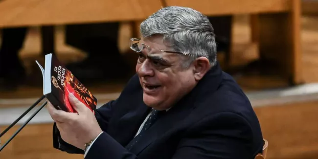 L’ancien député et chef du parti Aube dorée, Nikolaos Michaloliakos, au tribunal de la cour d’assises d’Athènes, le 6 novembre. ARIS MESSINIS / AFP


