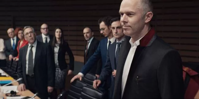 Costa-Gavras filme le ballet des tractations européennes dans « Adults in the Room ».