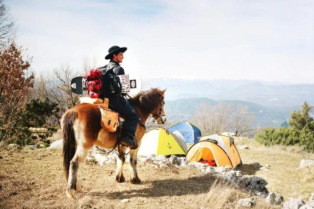 Vidéo : le trip du snowboarder Victor Daviet, en Grèce et à cheval.