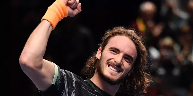 Tennis : Tsitsipas bat Federer et se qualifie pour la finale du masters de Londres.