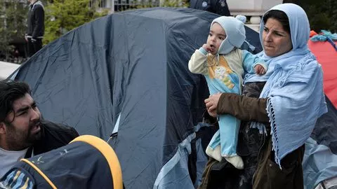 Migrants et réfugiés campent dans le centre d'Athènes le 19 avril 2019 après avoir été expulsés des logements qu'ils squattaient dans la banlieue


