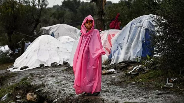 Une enfant photographiée dans le camp de Moria. ARIS MESSINIS/AFP



