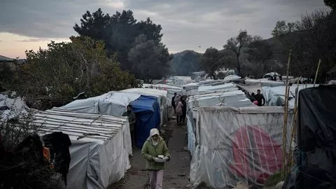 Une femme marche dans le camp de migrants de l'île de Chios en Grèce, le 11 décembre 2019


