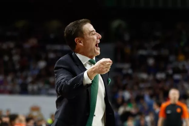 Le coach du Panathinaïkos, Rick Pitino est vent debout contre le timing de la sanction... (Oscar J. Barroso/Presse Sports)


