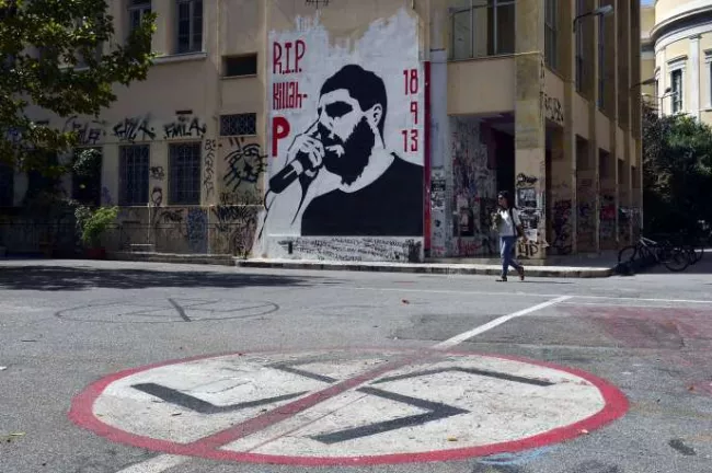 Une fresque à l’effigie de Pavlos Fyssas, tué le 18 septembre 2013, à Athènes. LOUISA GOULIAMAKI / AFP


