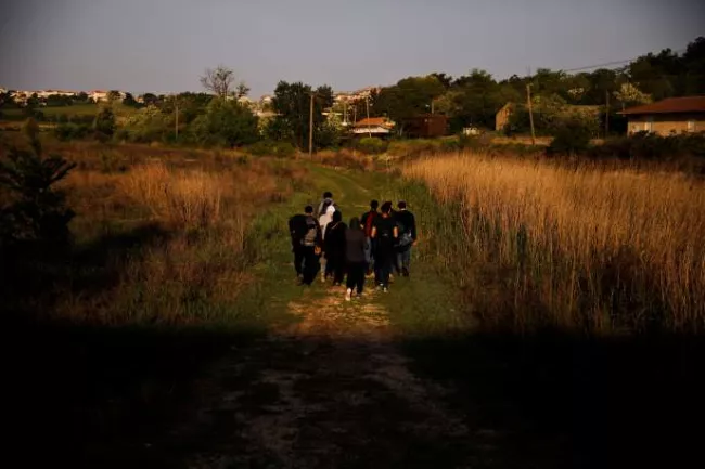 Un groupe de réfugiés se dirige vers la ville grecque de Didymotique après avoir traversé le fleuve Evros, frontière naturelle entre la Grèce et la Turquie, en avril 2018. Alkis Konstantinidis / REUTERS


