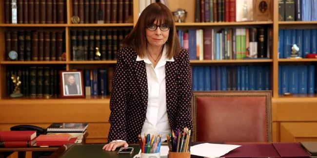 En Grèce, une femme élue pour la première fois à la présidence de la République.