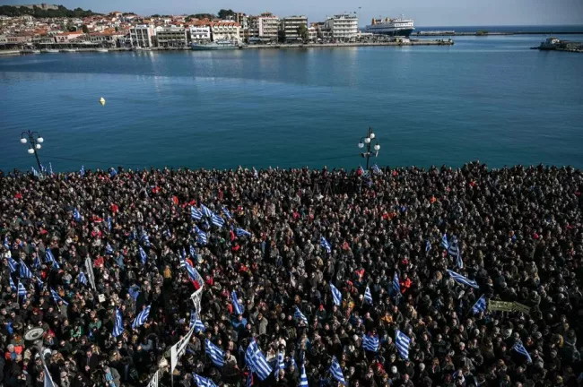 Grèce: les îles égéennes se mobilisent contre les camps de migrants.