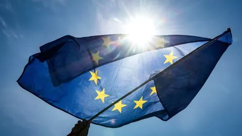 Lors d'un débat sur la situation des migrants dans les îles grecques, le député européen indépendant Yannis Lagos a critiqué la Turquie avant de déchirer son drapeau.


