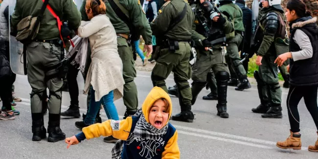 Grèce: la police lance des gaz lacrymogènes sur des migrants qui manifestent à Lesbos.