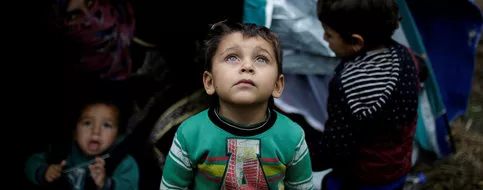 Un enfant syrien devant sa tente du camp de Moria, sur l'île de Lesbos. © Alkis Konstantinidis/REUTERS


