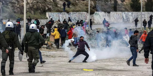 La Grèce durcit encore sa politique migratoire avec un projet de mur flottant en mer Egée.