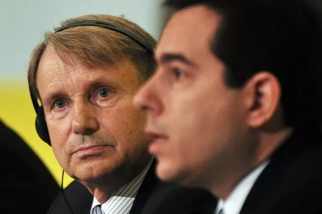 Le responsable européen des migrations Horst Reichenbach à gauche écoute son homologue grec Notis Mitarachi. Image: AFP


