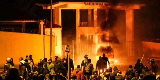 Grèce: violents incidents à Lesbos et Chios contre les nouveaux camps pour migrants.