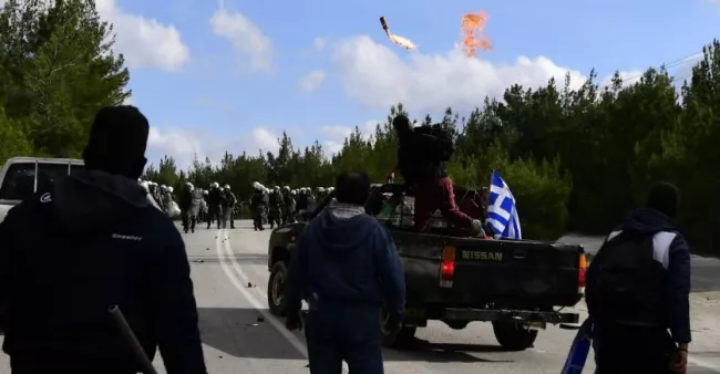 Manifestation contre la création de camps de migrants à Lesbos, en Grèce le 26 février 2020.


