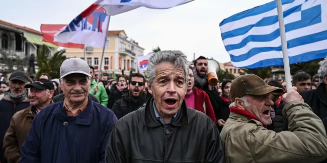 « Nous ne voulons pas de nouveaux camps » de réfugiés : sur les îles grecques, vives tensions entre habitants et forces de l’ordre.