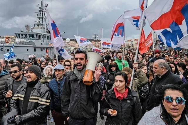 Des centaines de manifestants sur l'Ile de Lesbos protestent contre la construction de nouveaux camps de migrants. Image: AFP


