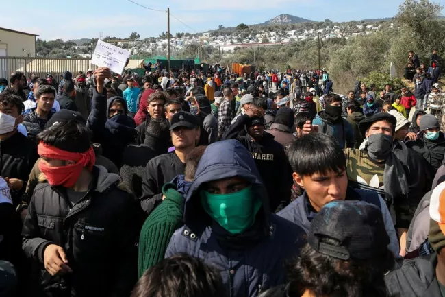 Des migrants participent à une manifestation, à la suite d'affrontements avec la police antiémeute près du camp de Moria pour réfugiés et migrants, lundi à Lesbos.


