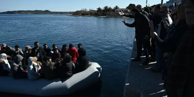 « Dégagez, rentrez en Turquie ! » : à Lesbos, l’arrivée des migrants déclenche la fureur des habitants.