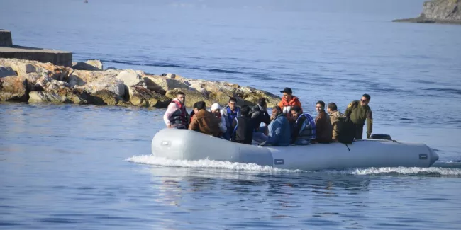 Des garde-côtes grecs tirent à balles réelles en direction de bateaux de migrants pour les faire fuir.