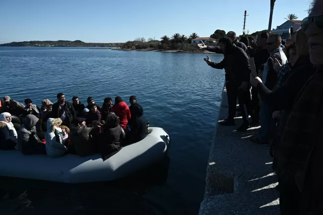 Grèce : incidents à Lesbos où des habitants empêchent des migrants de débarquer.