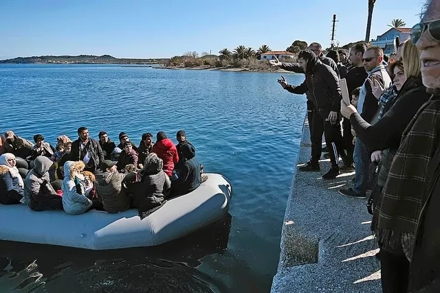 Les migrants sont accueillis à Lesbos par des habitants en colère. Image: AFP


