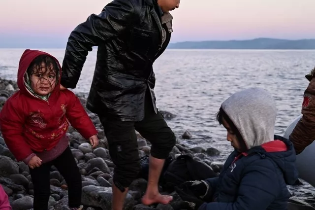 Cet enfant est arrivé sur les rives de Lesbos ce lundi 2 mars 2020. Image: AFP


