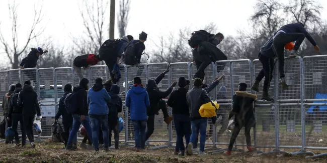 A la frontière en état de siège entre Grèce et Turquie : « Nous avons été battus, dépouillés, nous n’avons plus nos téléphones ».