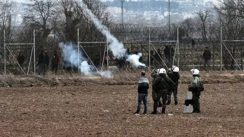 Des soldats grecs lancent des grenades lacrymogènes, le 4 mars 2020, près de la frontière gréco-turque près de Kastanies


