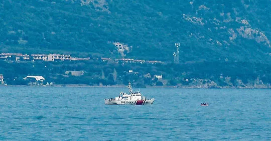 Des gardes-côtes turcs s'approchent d'une embarcation.


