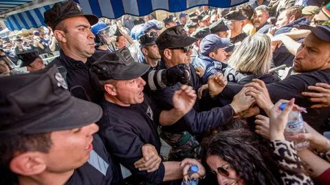 Echauffourées entre manifestants et police dans la capitale de Chypre, Nicosie, le 7 mars 2020


